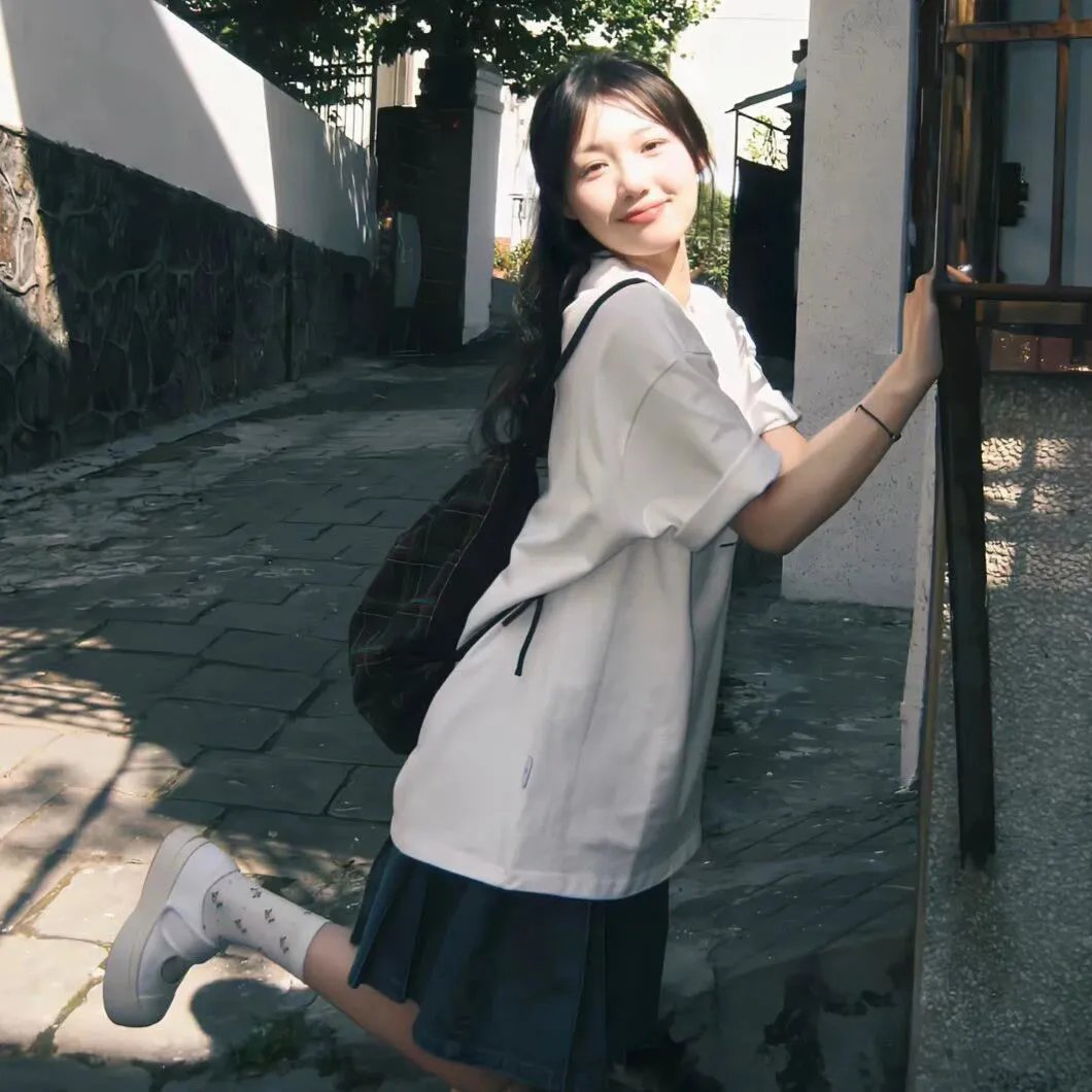 年轻女孩爱过来